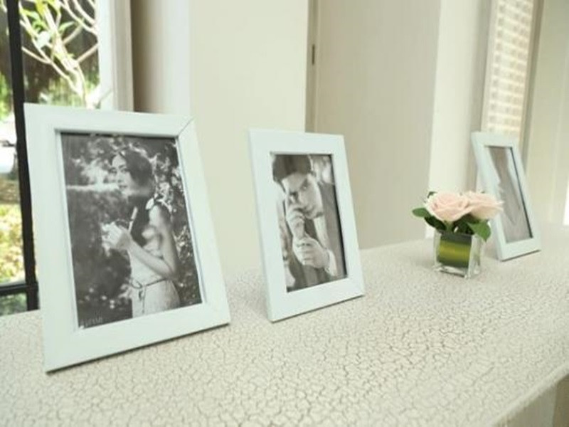Ảnh cưới của cặp đôi được trưng bày nhiều nơi. Ảnh: Công lý và xã hội