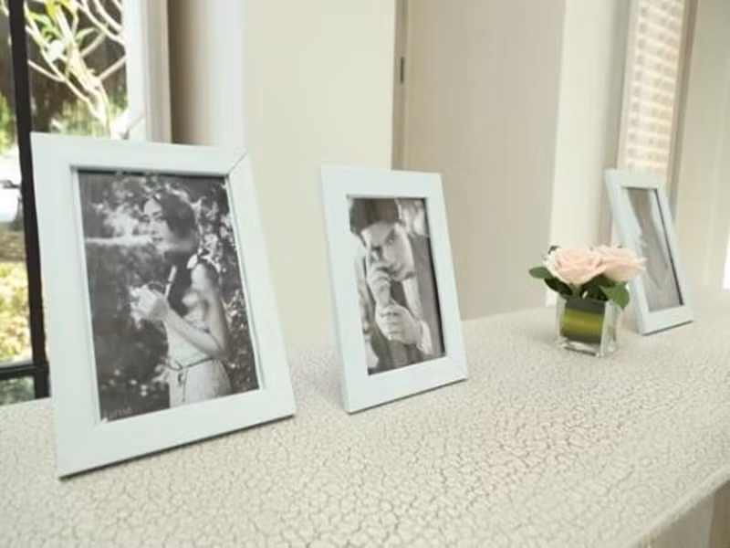 Ảnh cưới của cặp đôi được trưng bày nhiều nơi. Ảnh: Công lý và xã hội