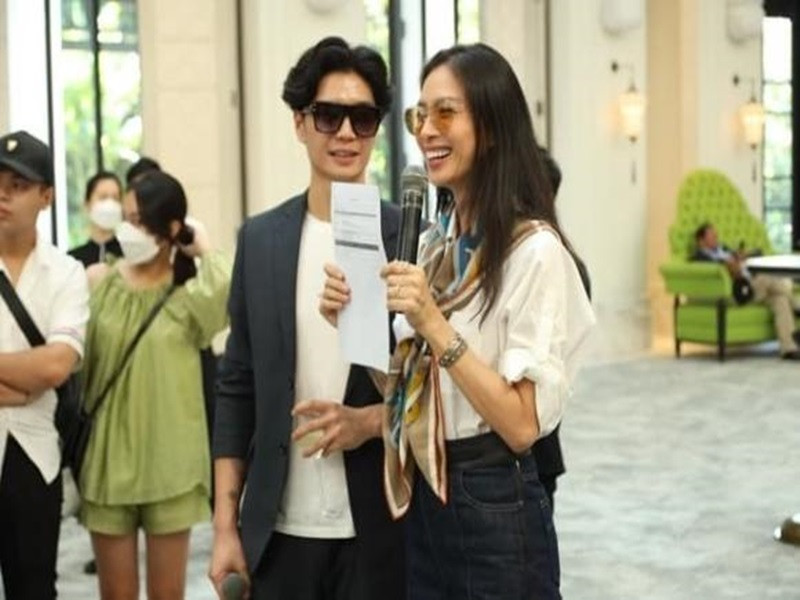 Ngô Thanh Vân - Huy Trần đón các khách mời đến khách sạn ở Đà Nẵng. Ảnh: Công lý và xã hội