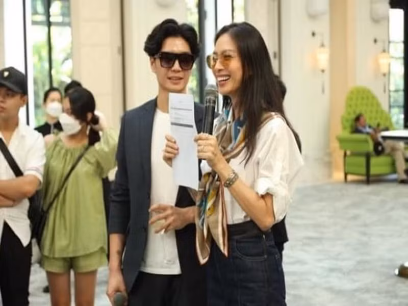 Ngô Thanh Vân - Huy Trần đón các khách mời đến khách sạn ở Đà Nẵng. Ảnh: Công lý và xã hội