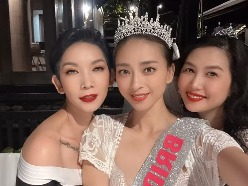 Ngo Thanh Van rang ro trong tiec doc than truoc dam cuoi