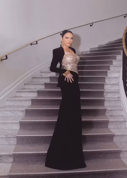 Mới đây, sau khi gặp gỡ ở Cannes năm nay, người mẫu diễn viên Mỹ Larsen Thompson đã ngỏ lời mời Lý Nhã Kỳ tháng 6 qua Mỹ. Chân dài sinh năm 2000 còn hào hứng hẹn bay đến Việt Nam du lịch, thăm Lý Nhã Kỳ.