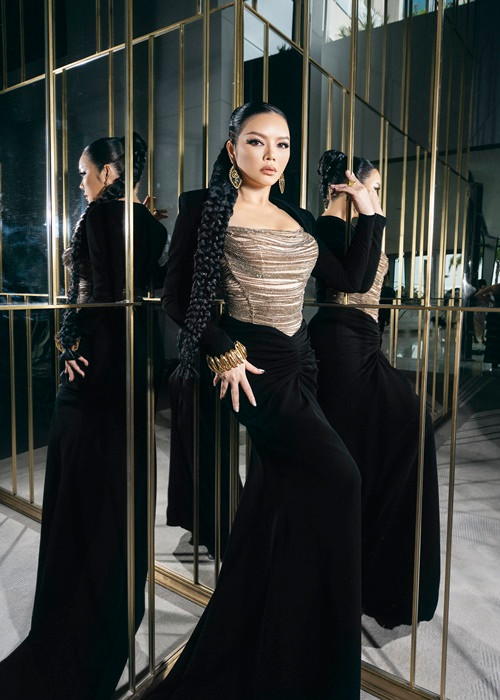 Phần ngực áo đính kết cầu kì từ những dây đá kim loại tạo nên nét hiện đại nhưng không kém phần lộng lẫy tái hiện hình ảnh hào nhoáng của những minh tinh điện ảnh diễm lệ.