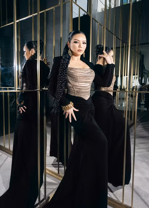 Phần ngực áo đính kết cầu kì từ những dây đá kim loại tạo nên nét hiện đại nhưng không kém phần lộng lẫy tái hiện hình ảnh hào nhoáng của những minh tinh điện ảnh diễm lệ.