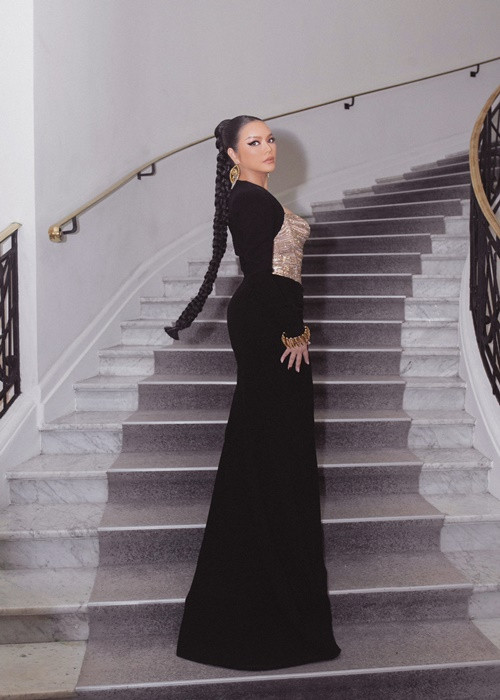 Điểm lợi thế của Lý Nhã Kỳ là đôi mắt biết nói, phong thái vương giả.