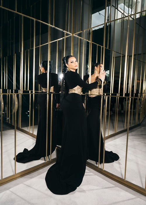 Mẫu thiết kế được lấy cảm hứng từ thời trang thập niên 30 tôn vinh đường cong bằng những nếp gấp gợi cảm.