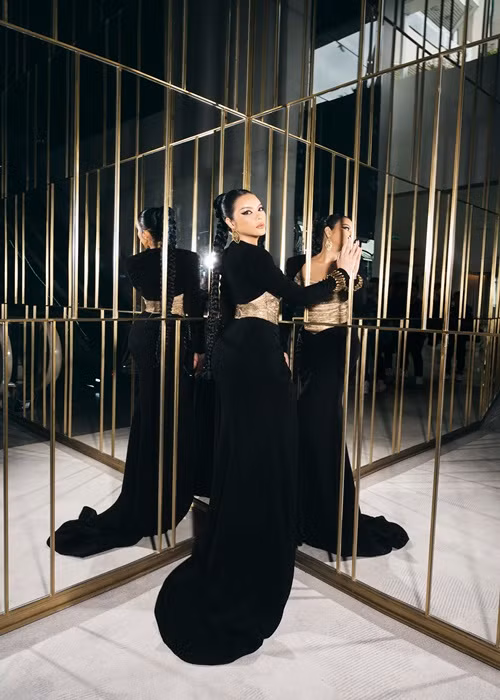 Mẫu thiết kế được lấy cảm hứng từ thời trang thập niên 30 tôn vinh đường cong bằng những nếp gấp gợi cảm.