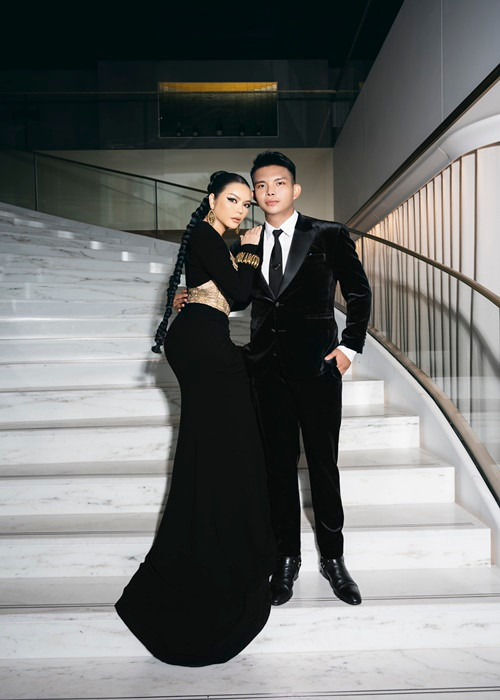 Trong ngày thứ 4 dự thảm đỏ, Lý Nhã Kỳ sánh đôi đôi cùng NTK Đỗ Long.