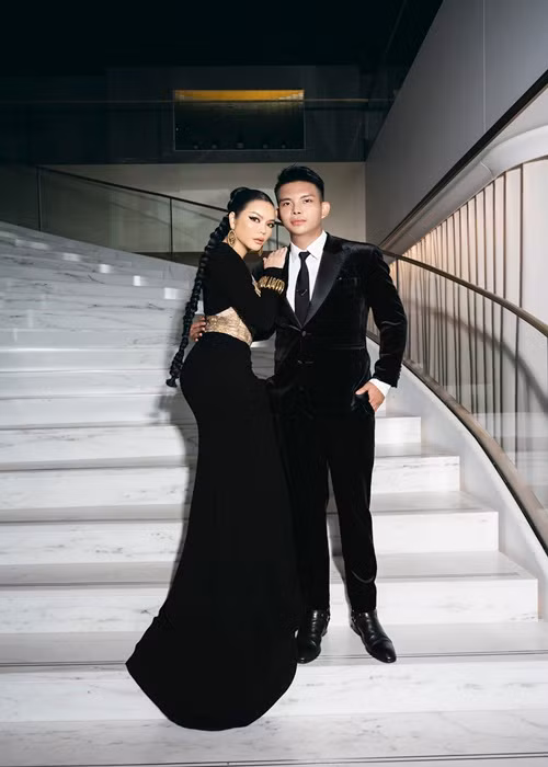 Trong ngày thứ 4 dự thảm đỏ, Lý Nhã Kỳ sánh đôi đôi cùng NTK Đỗ Long.