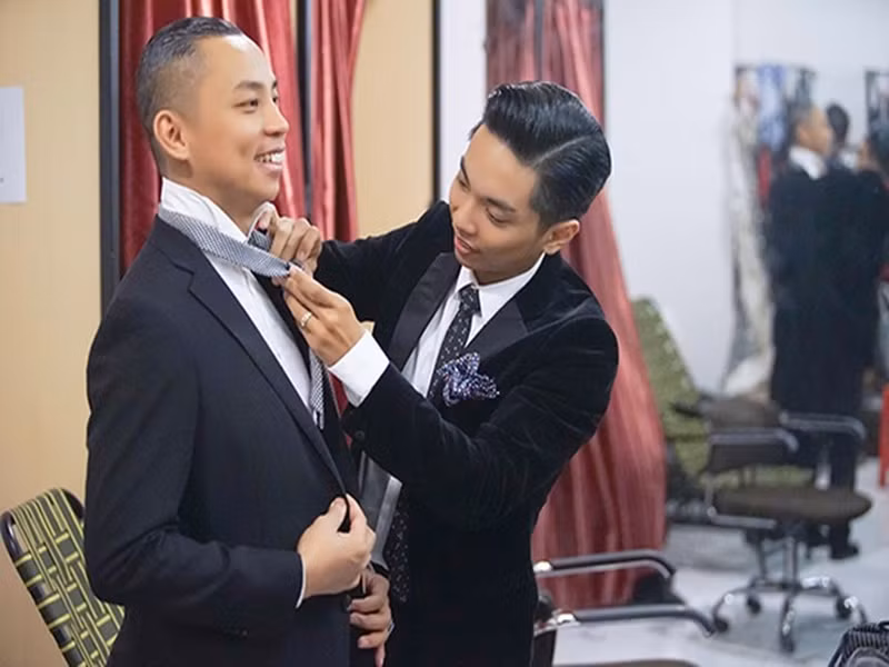 Phan Hiển giúp Chí Anh thắt lại cà vạt. Ảnh: An ninh thủ đô