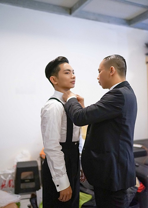 Chí Anh cũng ân cần chỉnh sửa trang phục cho Phan Hiển. Ảnh: An ninh thủ đô