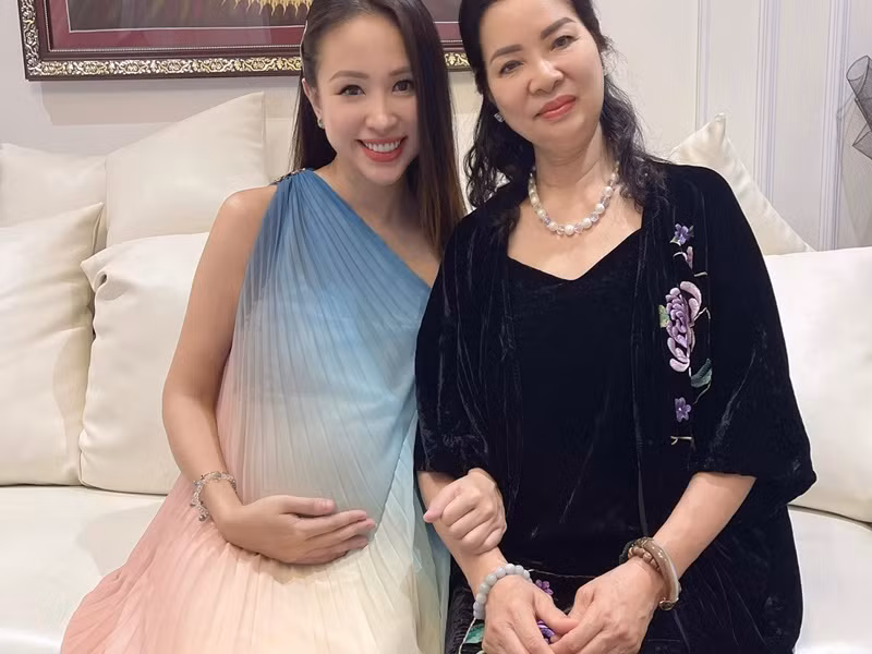 Khi Vân Hugo chuẩn bị sinh con, mẹ của cô bay từ Hà Nội vào TP HCM. "Mẹ vào chăm Mây", nữ MC hạnh phúc viết.