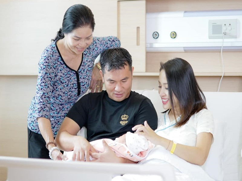 Vân Hugo nhắn nhủ con gái: "Cảm ơn công chúa nhỏ đã cho mẹ được trải nghiệm niềm hạnh phúc thiêng liêng thêm một lần nữa, khiến cho mẹ - một người tưởng chừng luôn cứng cáp, mạnh mẽ trở nên nữ tính, mềm mỏng hơn".