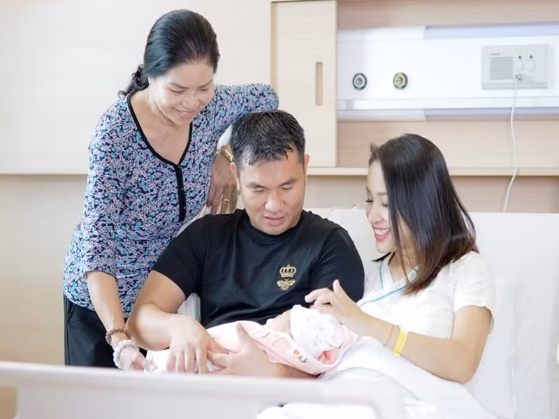 Vân Hugo nhắn nhủ con gái: "Cảm ơn công chúa nhỏ đã cho mẹ được trải nghiệm niềm hạnh phúc thiêng liêng thêm một lần nữa, khiến cho mẹ - một người tưởng chừng luôn cứng cáp, mạnh mẽ trở nên nữ tính, mềm mỏng hơn".