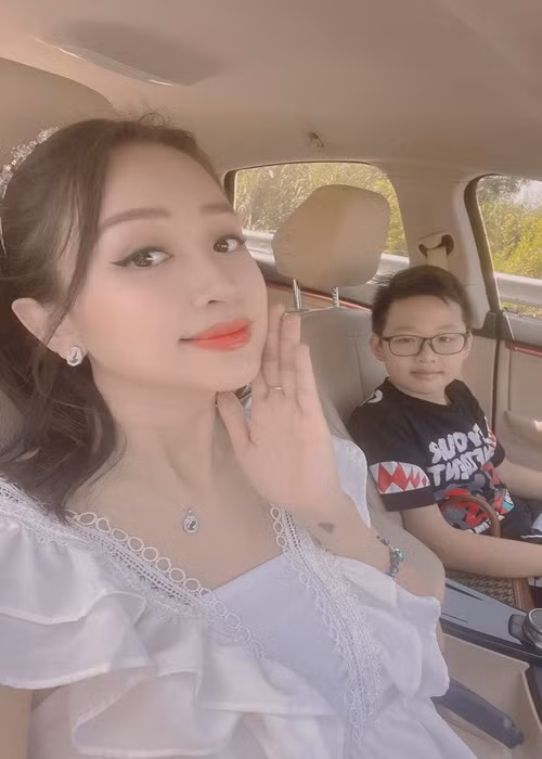 Trước khi gắn bó với người chồng thứ hai, Vân Hugo có một cậu con trai riêng với chồng cũ.