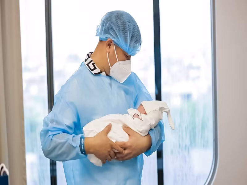 Ông xã của Vân Hugo luôn trúc trực chăm sóc vợ con.