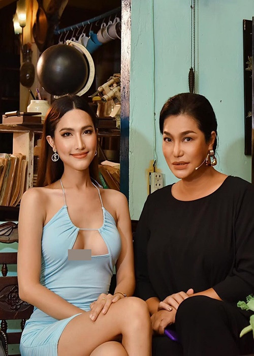 Mặc gợi cảm, tình cũ của Trọng Hiếu khiến người đối diện khó rời mắt.