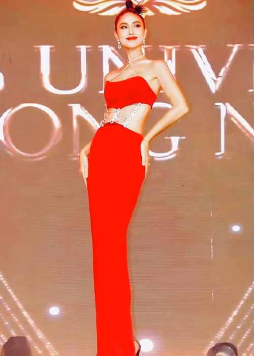 Hoài Sa hẹn hò ca sĩ Trọng Hiếu rồi chia tay trong năm 2020.