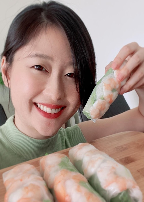 Nakatani Akari đang làm Youtuber. Cô sở hữu kênh Youtube với hơn 100 nghìn người đăng kí ghi lại hành trình sống tại Việt Nam trong hơn 5 năm. Ảnh: FBNV