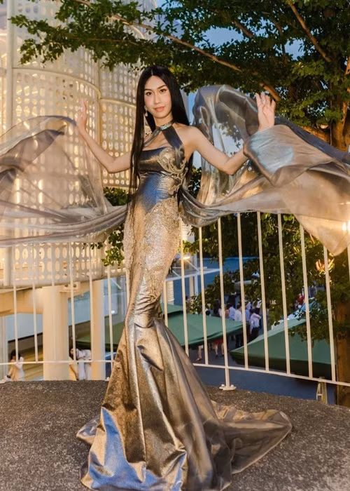 Nữ ca sĩ chuyển giới hài hước chia sẻ: "Nhìn em cứ lạ lạ sao ấy. Hôm đó ăn 2 bát cơm xong em đi nên bụng em như có bầu 2 tháng ấy ạ". Ảnh: Yeah1