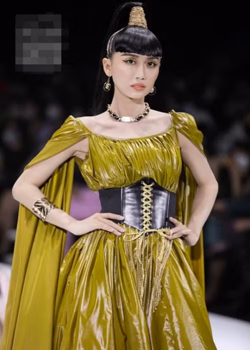 Lynk Lee từng mong khán giả không soi khuyết điểm vùng da dưới cánh tay. Ảnh: Công lý và xã hội