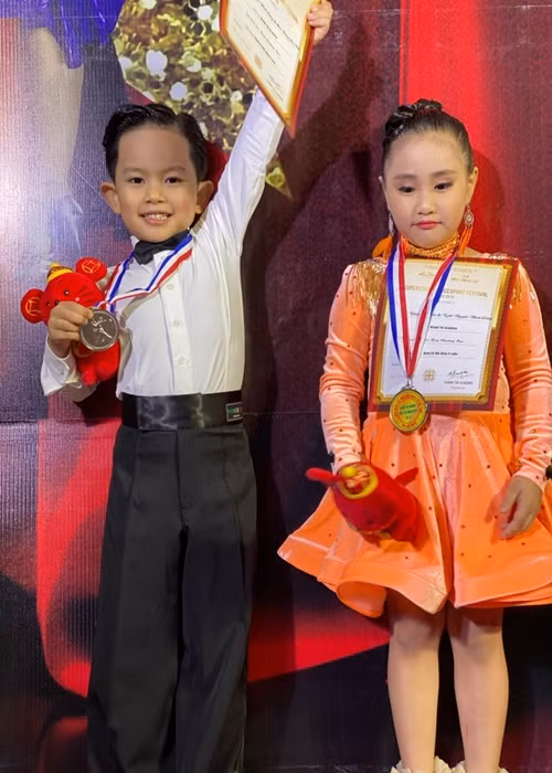 Vợ chồng Khánh Thi không biết khiêu vũ thể thao có phải là sự lựa chọn của con trai khi lớn lên hay không. Ảnh: VTC