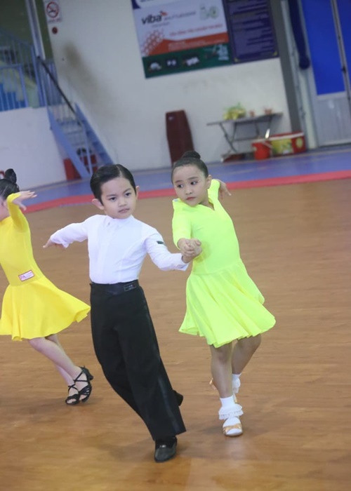 Cậu nhóc đoạt 2 huy chương đồng điệu Rumba và Jive. Ảnh: Tiền Phong