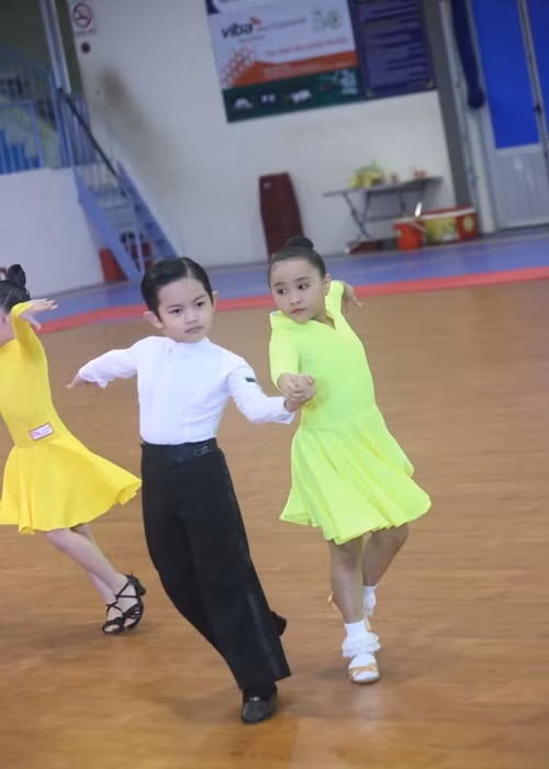 Cậu nhóc đoạt 2 huy chương đồng điệu Rumba và Jive. Ảnh: Tiền Phong