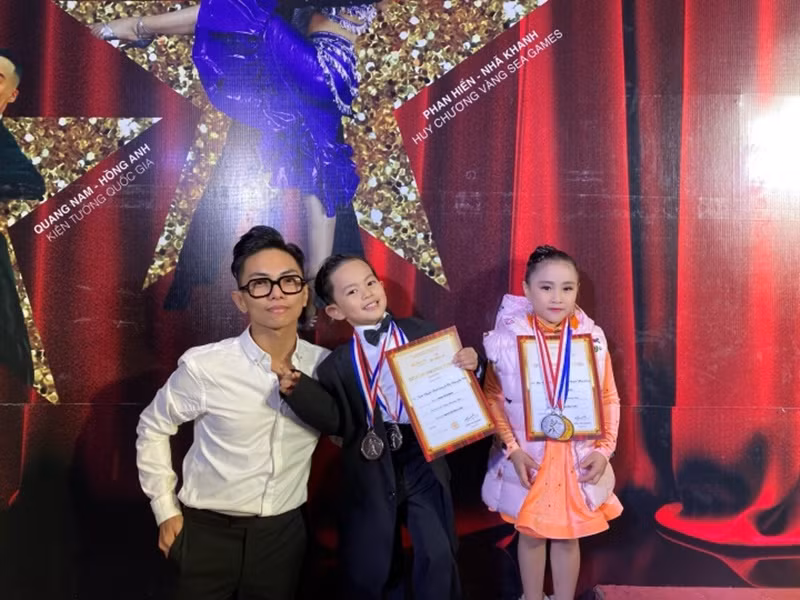 Khánh Thi và Phan Hiển cố gắng tạo điều kiện cho Kubi tham gia bất cứ hoạt động gì cậu nhóc yêu thích để kích thích con phát triển về thể chất, trí tuệ một cách tự nhiên. Ảnh: VTC