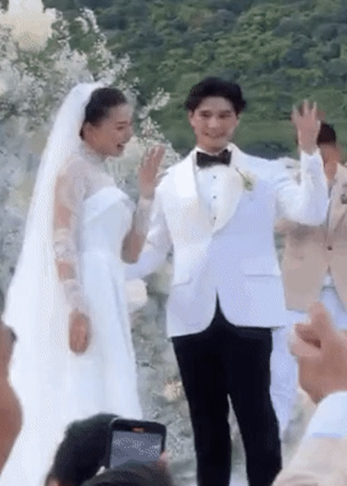 Zing dẫn lời Huy Trần: "Huy sẽ yêu thương trân trọng Vân mãi mãi dù nắng hay mua dù giàu hay nghèo dù, là người chồng người cha tốt sẽ luôn lắng nghe thấu hiểu năm tay vân vượt qua sóng gió. Và Huy sẽ luôn là người xin lỗi trước nếu hai vợ chồng có giận nhau". Ảnh: VTC