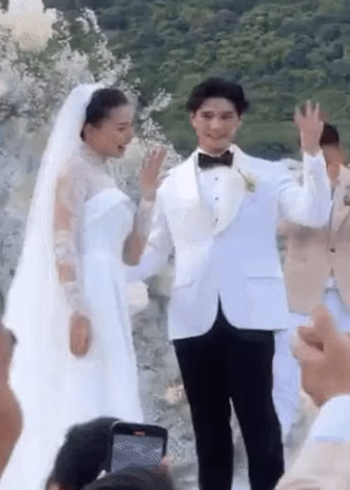 Zing dẫn lời Huy Trần: "Huy sẽ yêu thương trân trọng Vân mãi mãi dù nắng hay mua dù giàu hay nghèo dù, là người chồng người cha tốt sẽ luôn lắng nghe thấu hiểu năm tay vân vượt qua sóng gió. Và Huy sẽ luôn là người xin lỗi trước nếu hai vợ chồng có giận nhau". Ảnh: VTC