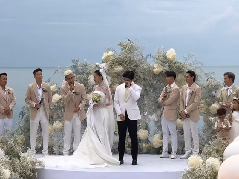 Ngô Thanh Vân gửi lời cảm ơn người bạn đời. "Cảm ơn Huy đã xuất hiện trong cuộc đời Vân. 12 năm Vân cô đơn và tìm kiếm một người chồng thì Huy có mặt đúng lúc Vân cần. Huy đến với Vân không có gì hào nhoáng, chỉ cần Huy đưa khăn giấy cho Vân khóc và nhắc Vân nên dành nhiều thời gian cho bản thân hơn công việc, như vậy đã đủ. Vân hứa làm một người vợ tốt và sẵn sàng có những đứa con", Vnexpress dẫn lời "đả nữ". Ảnh: Zing