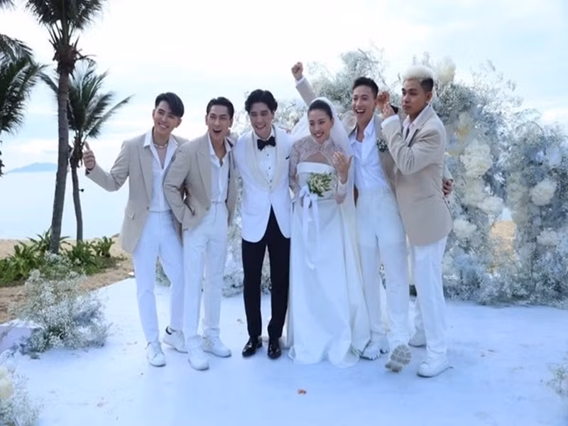 Cô dâu chú rể chụp ảnh cùng các khách mời. Ảnh: VTC