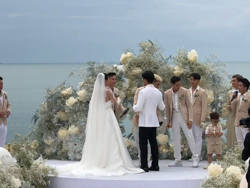 Nhiều khách mời xúc động khi chứng kiến Ngô Thanh Vân lên xe hoa ở tuổi 43. Ảnh: Zing