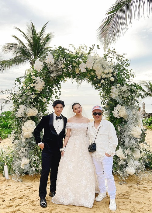 Đến dự đám cưới, NTK Đỗ Mạnh Cường chúc mừng nàng đả nữ: "Cuối cùng bạn tui đã tìm được 1 người đàn ông thực sự yêu thương bạn chân thành và mang lại hạnh phúc cho bạn. Mong cho hạnh phúc này là mãi mãi nhé, bạn xứng đáng có được mọi điều tốt đẹp nhất". Ảnh: FB Đỗ Mạnh Cường