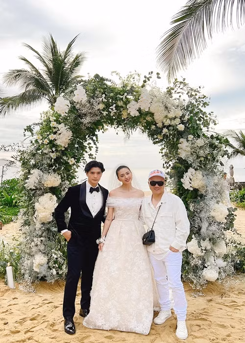 Đến dự đám cưới, NTK Đỗ Mạnh Cường chúc mừng nàng đả nữ: "Cuối cùng bạn tui đã tìm được 1 người đàn ông thực sự yêu thương bạn chân thành và mang lại hạnh phúc cho bạn. Mong cho hạnh phúc này là mãi mãi nhé, bạn xứng đáng có được mọi điều tốt đẹp nhất". Ảnh: FB Đỗ Mạnh Cường