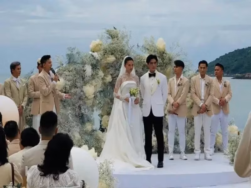 Các thành viên nhóm nhạc 365 - những gà cưng một thuở của "đả nữ" - hát tặng vợ chồng Ngô Thanh Vân và Huy Trần trong ngày đặc biệt này. Ảnh: VTC