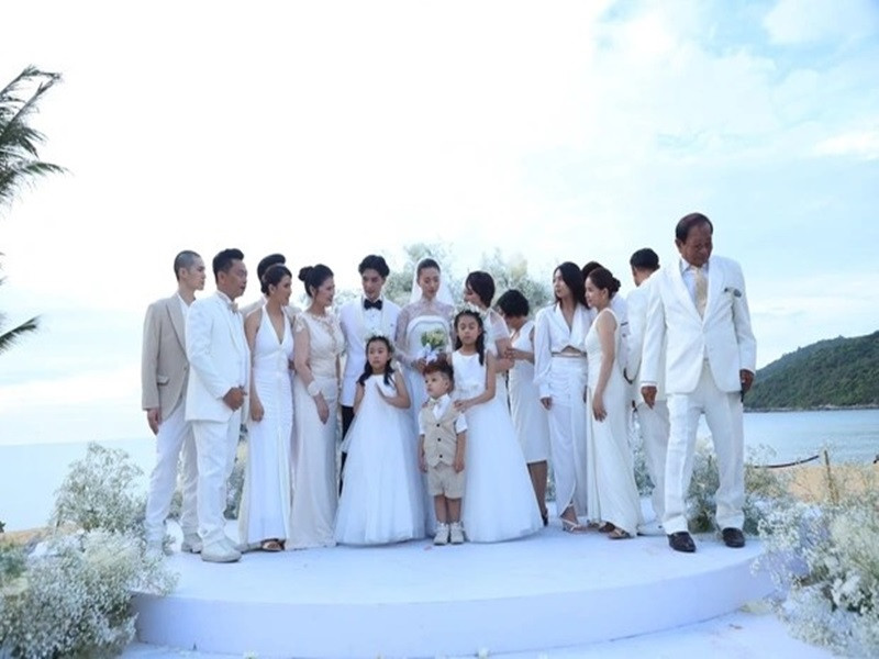 Cô dâu chú rể chụp ảnh cùng người thân. Ảnh: VTC