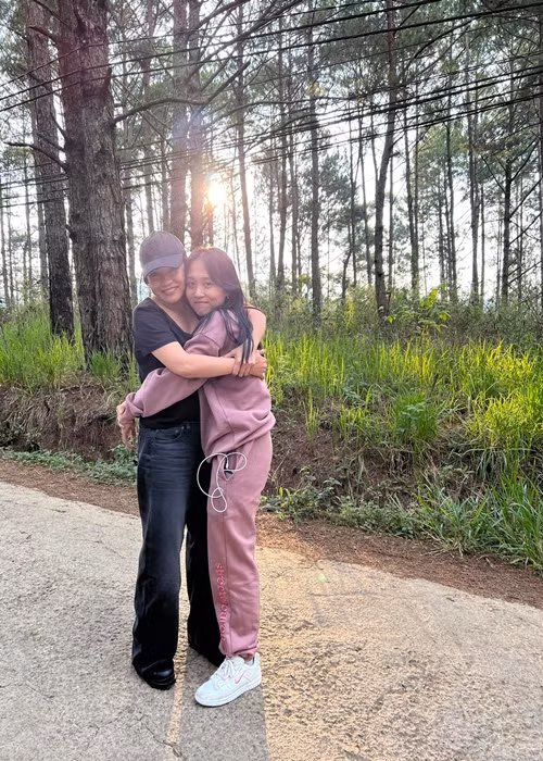 Trên trang cá nhân, ngoài clip nhảy múa, Nghi Phương thi thoảng cập nhật hình ảnh bên bạn bè.