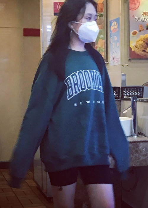 Ở tuổi 17, Nghi Phương sở hữu vóc dáng mảnh mai, không còn mũm mĩm như trước.