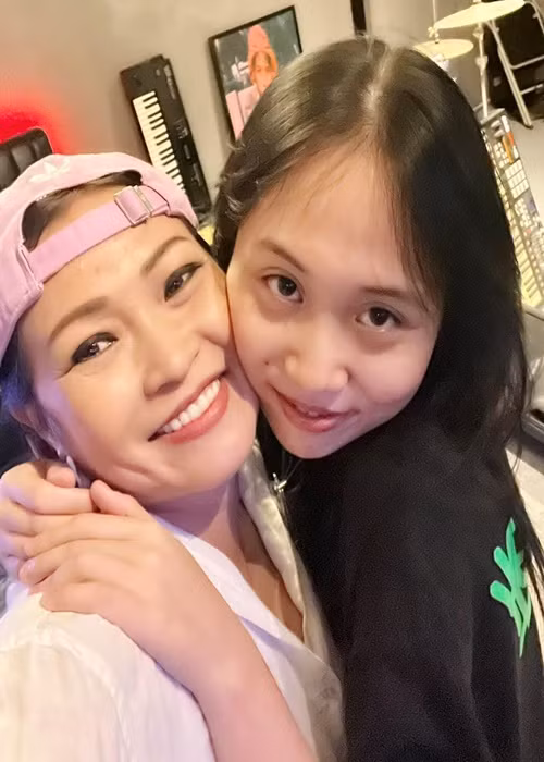Con gái Phương Thanh thoải mái xuất hiện trước công chúng trong 6 năm qua.