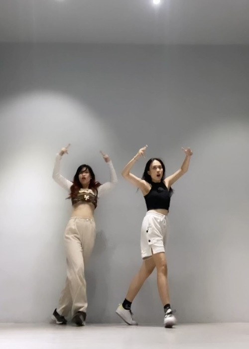 Nhóc tì nhà Phương Thanh tự tin thể hiện khả năng vũ đạo.