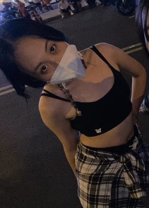 Con gái của "chị Chanh" chuộng mặc trang phục hở eo.