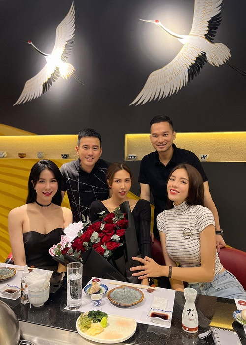 Chân dài dành nhiều thời gian cho gia đình, bạn bè.