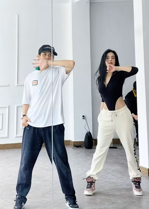 Trước đó, bà mẹ hai con khéo khoe vóc dáng gợi cảm với bodysuit khoét hông cao kết hợp quần jogger.