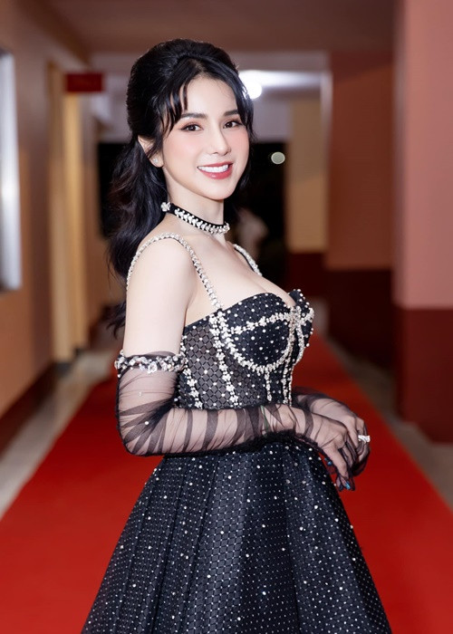 Vẻ rạng rỡ của bà mẹ hai con sau một thời gian xác nhận ly thân Đức Phạm.