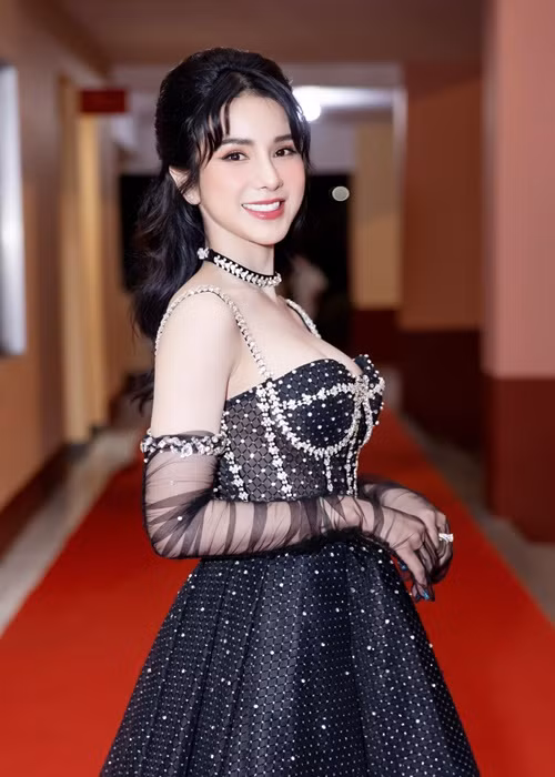 Vẻ rạng rỡ của bà mẹ hai con sau một thời gian xác nhận ly thân Đức Phạm.