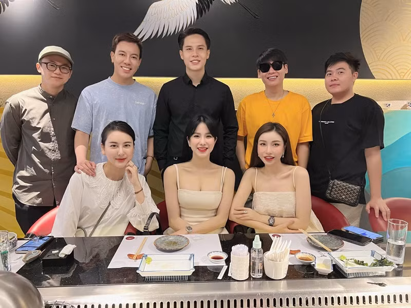 Diệp Lâm Anh ăn mặc gợi cảm trong những buổi gặp gỡ bạn bè.