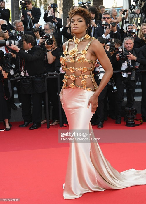 Liên hoan phim Cannes 2022 gây chú ý một phần nhờ những mỹ nhân gợi cảm trên thảm đỏ. Bên cạnh dàn sao mặc đẹp, không ít chân dài bị chê mặc hở táo bạo. Người mẫu Didi Stone là một trong số đó. Ảnh: Getty