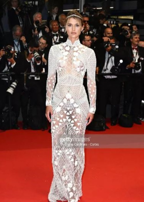 Chloe Lecareux lộ điểm nhạy cảm khi mặc theo mốt không nội y. Ảnh: 2sao